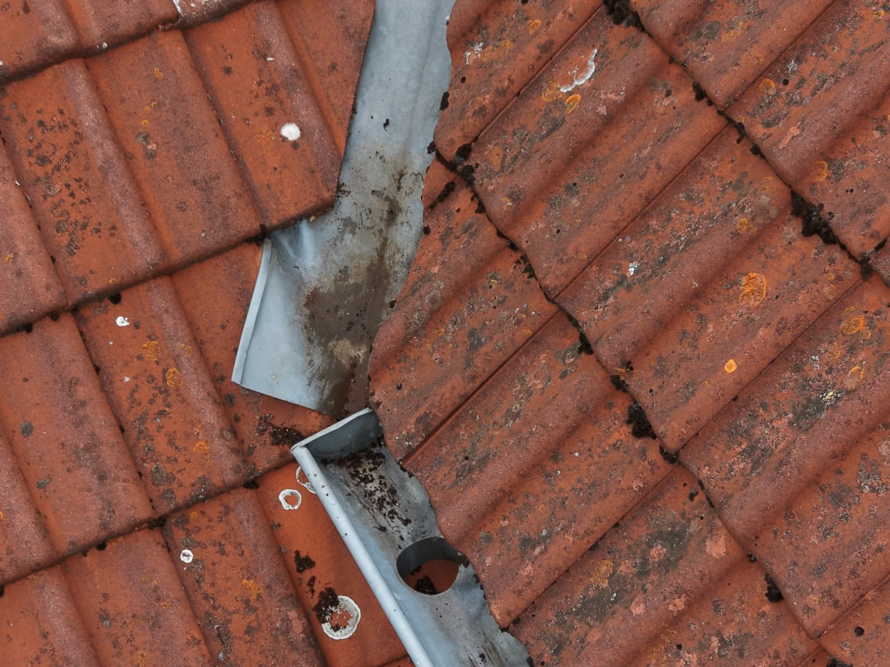 Nach der Reinigung: Das angesammelte Material ist aus Dachkehle und Dachrinne entfernt, der Ablauf ist sichtbar